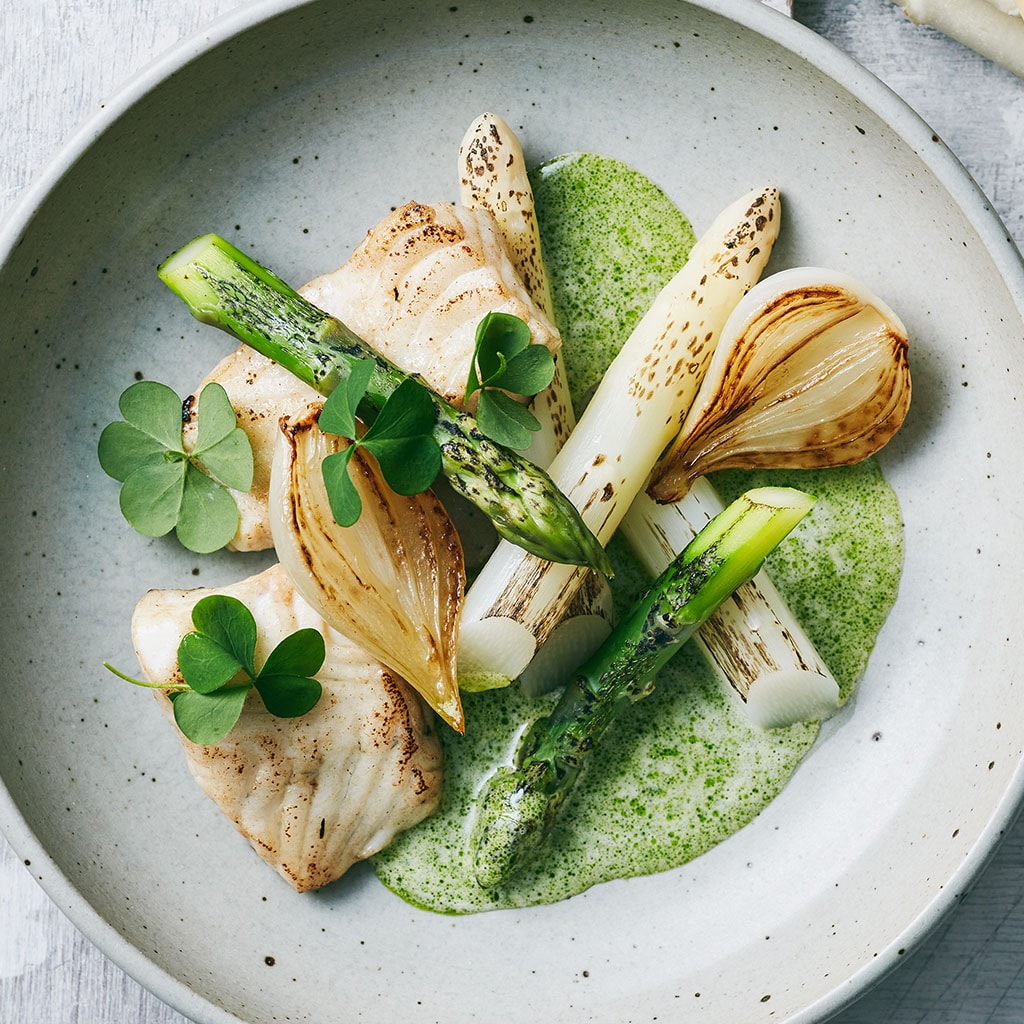 Griet met gebrande asperges en gepofte ui met witte wijnsaus en bieslook Griet met gebrande asperges en gepofte ui met witte wijnsaus en bieslook